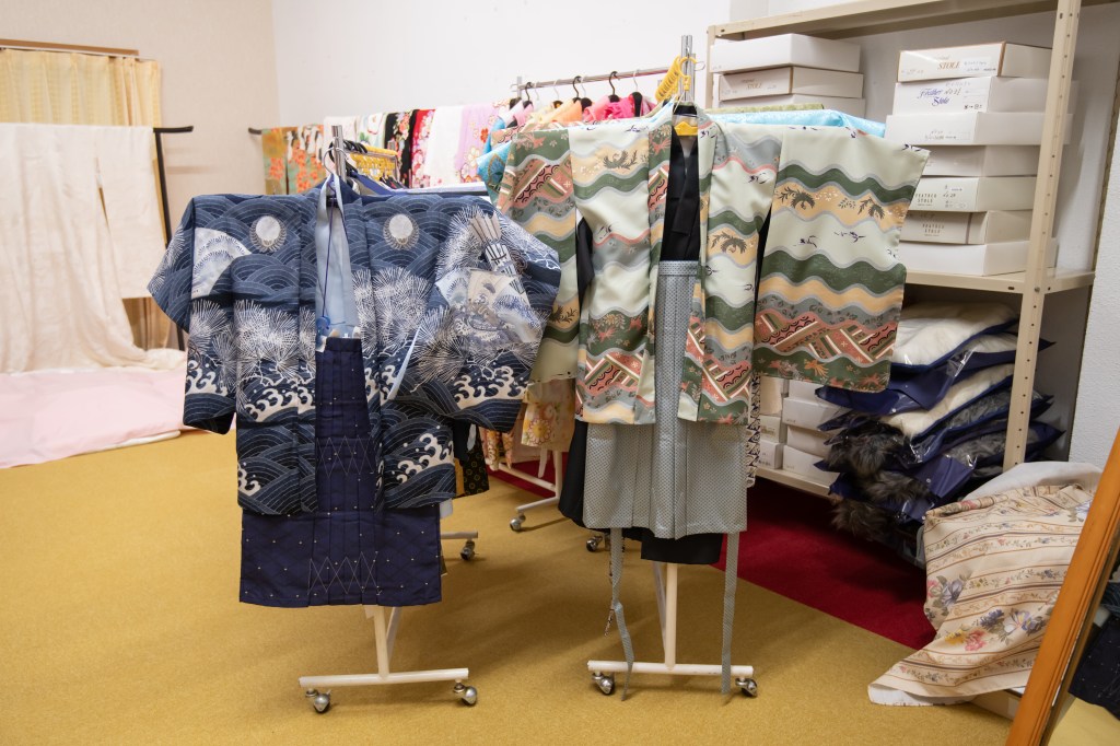 着物姿の写真撮影で厚紙は便利なんです!